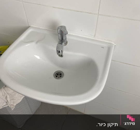 כיור עם ברז כרום בחדר אמבטיה